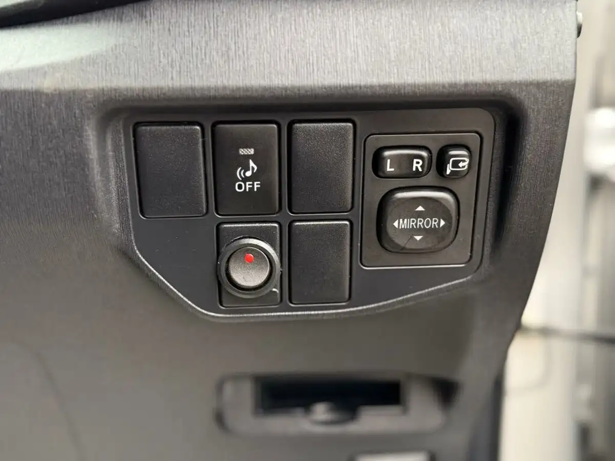 2014-toyota-prius-big-53
