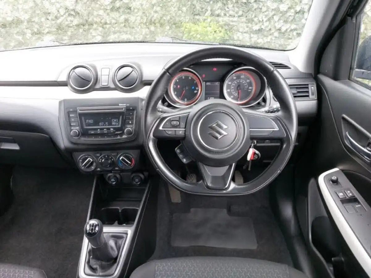 2019-suzuki-swift-12-dualjet-attitude-big-6