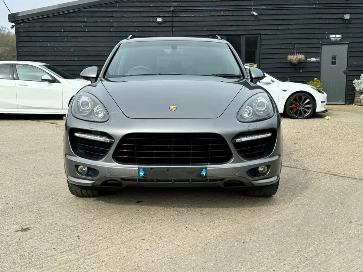 2014-porsche-cayenne-48-gts-big-4
