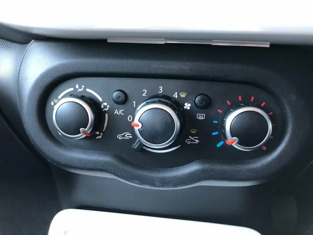 2015-renault-twingo-10-play-big-27