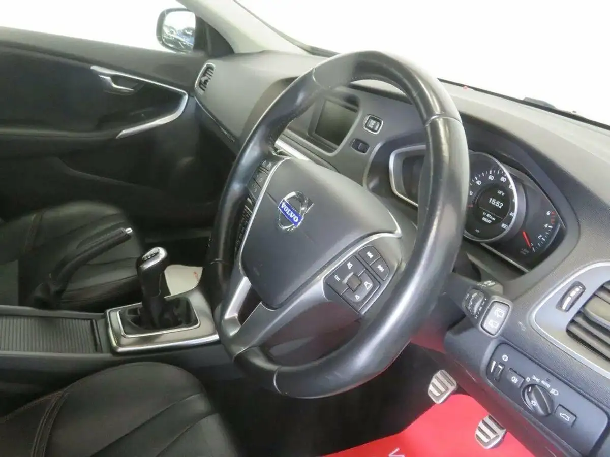 2015-volvo-v40-16td-d2-cross-country-lux-nav-big-31