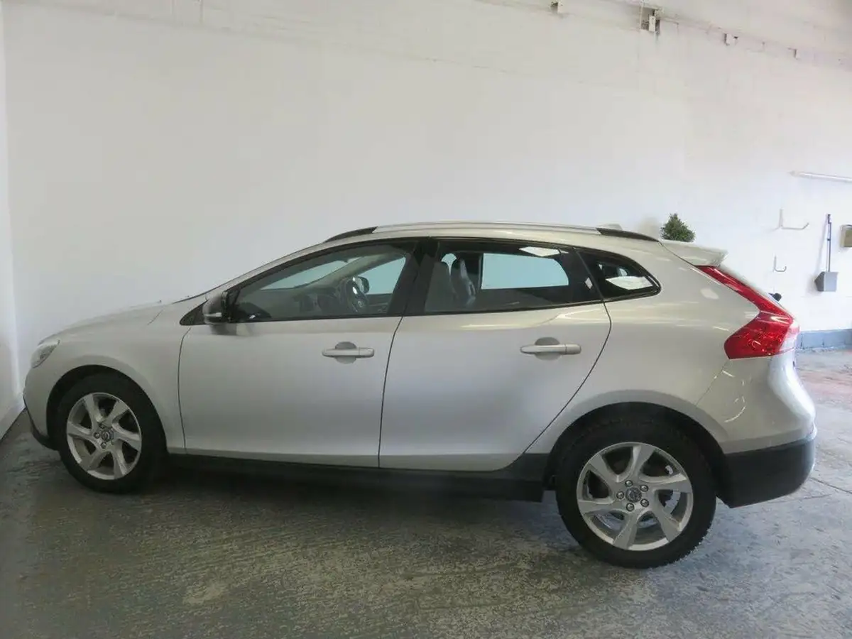 2015-volvo-v40-16td-d2-cross-country-lux-nav-big-6