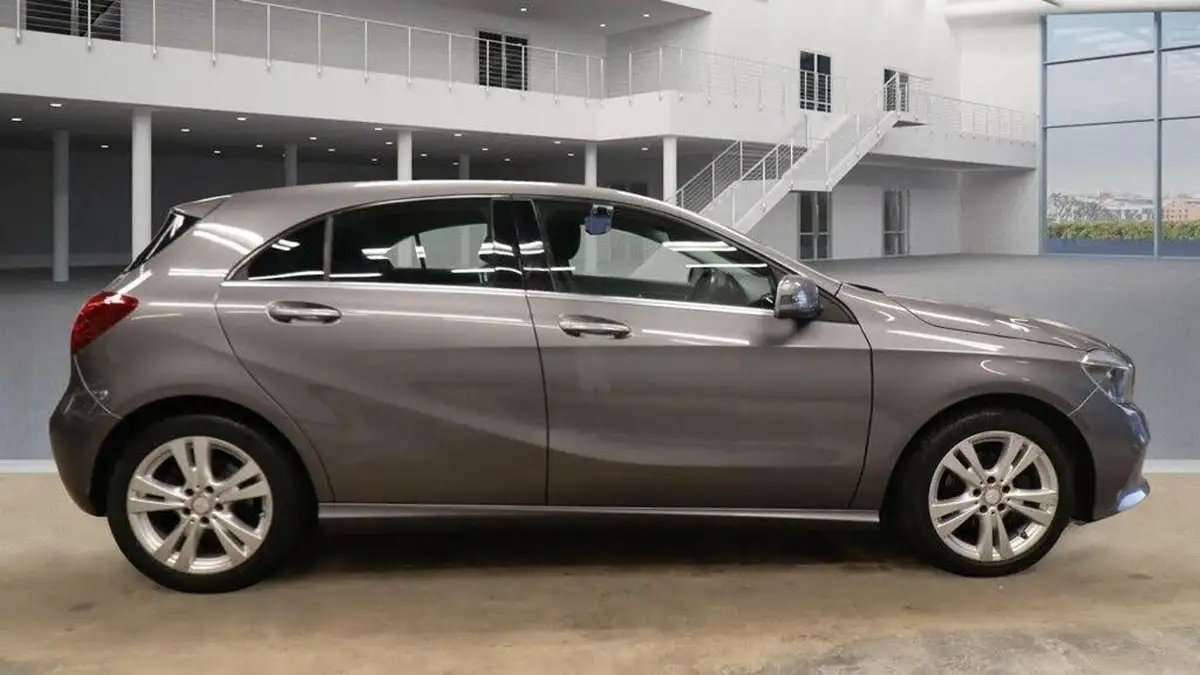 2016-mercedes-benz-a-class-15d-a180d-sport-ss-7g-dct-big-13