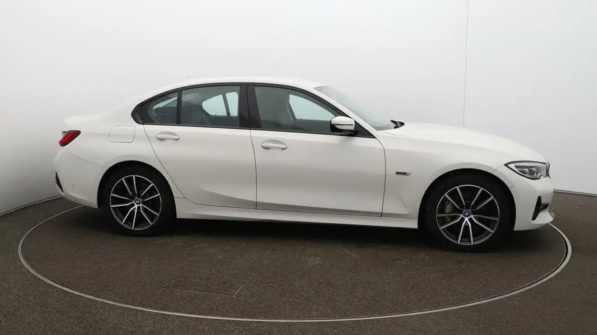 2022-bmw-3-series-20-330e-sport-pro-saloon-4d-big-39