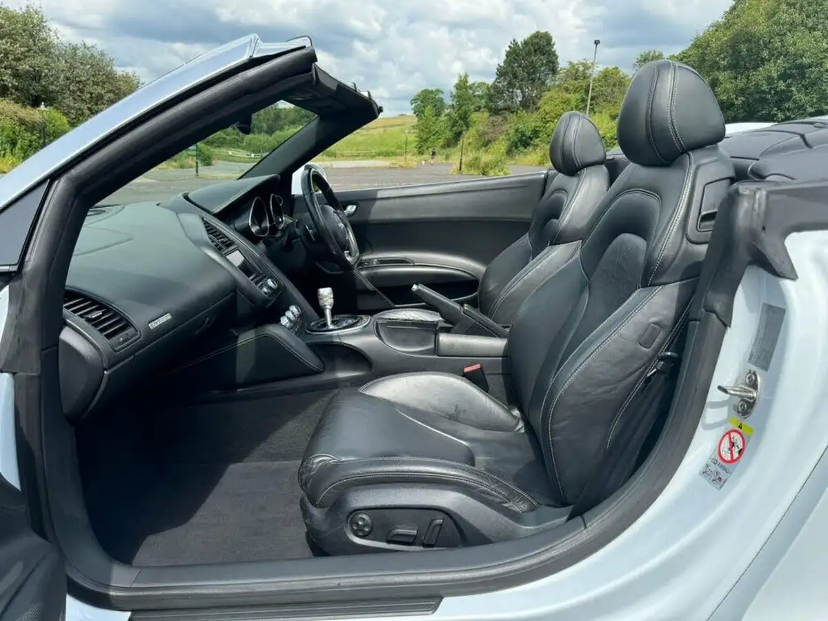 2010-audi-r8-52-quattro-spyder-fsi-r-tronic-big-7