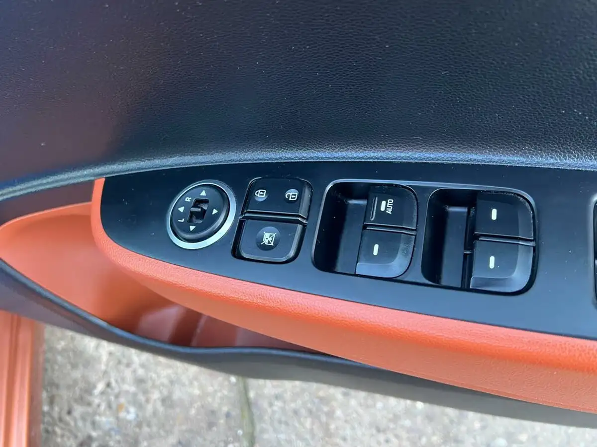 2014-hyundai-i10-10-premium-big-33