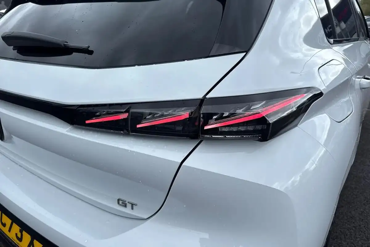 2024-peugeot-308-e-gt-big-6