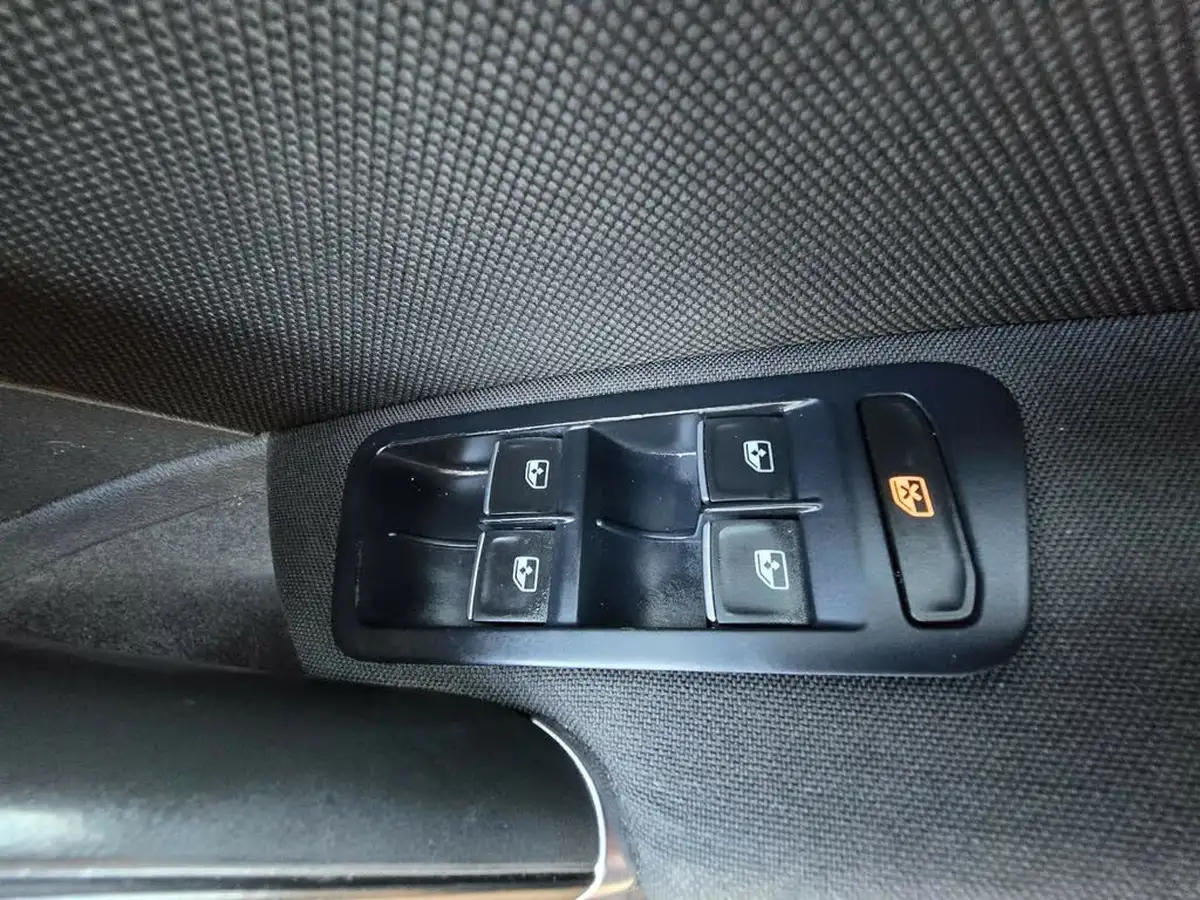 2015-volkswagen-golf-20tdi-gtd-bmt-hatchback-5d-big-14