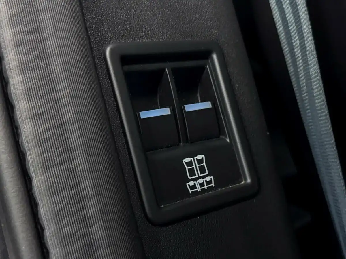 2021-land-rover-discovery-30-d300-r-dynamic-hse-big-39