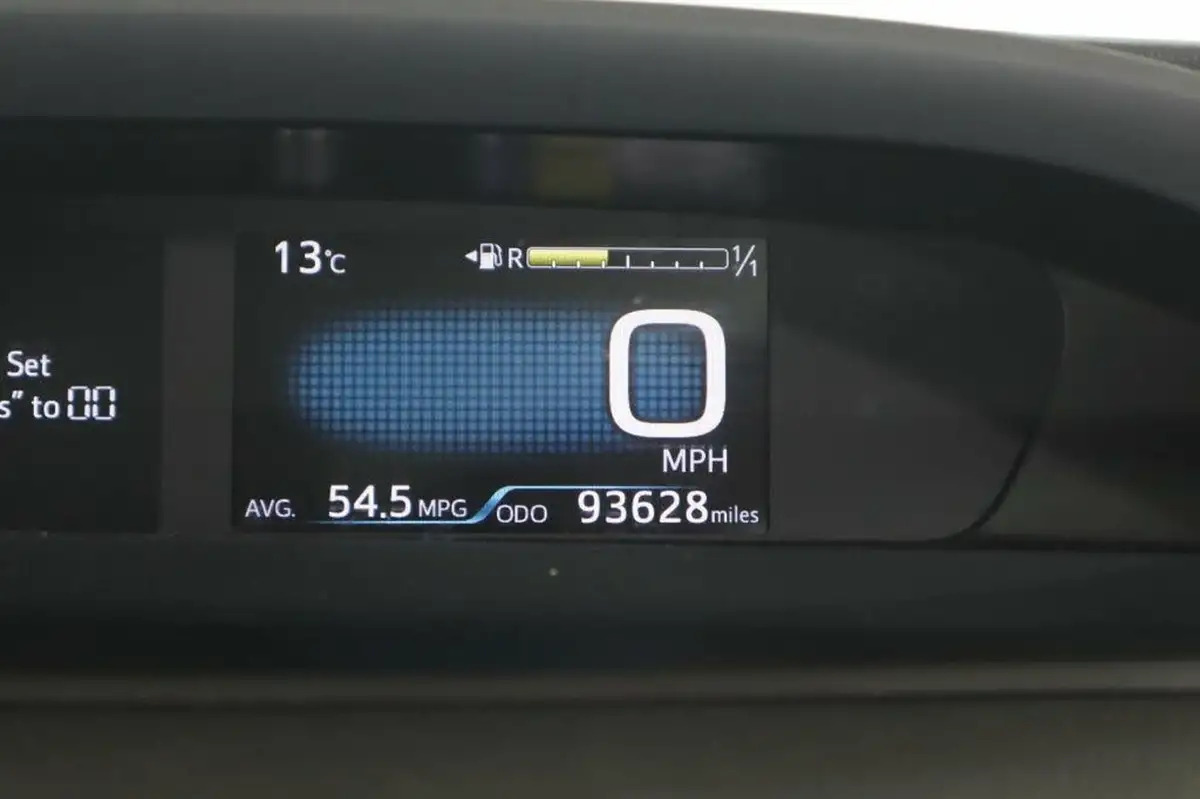 2018-toyota-prius-18-vvt-i-business-edition-plus-ss-big-17