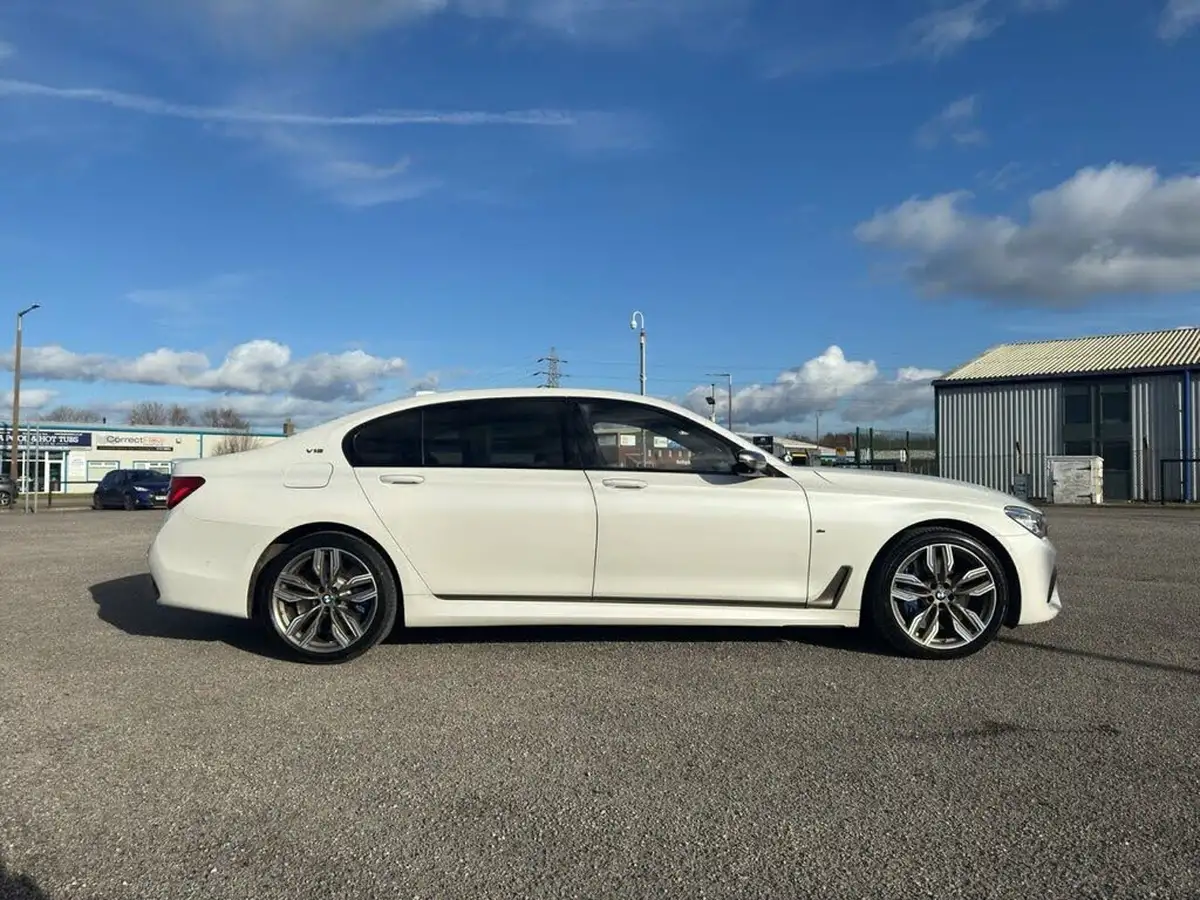 2018-bmw-7-series-66-m760li-big-16