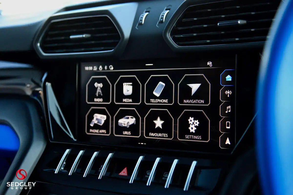 2022-lamborghini-urus-40-no-trim-big-47