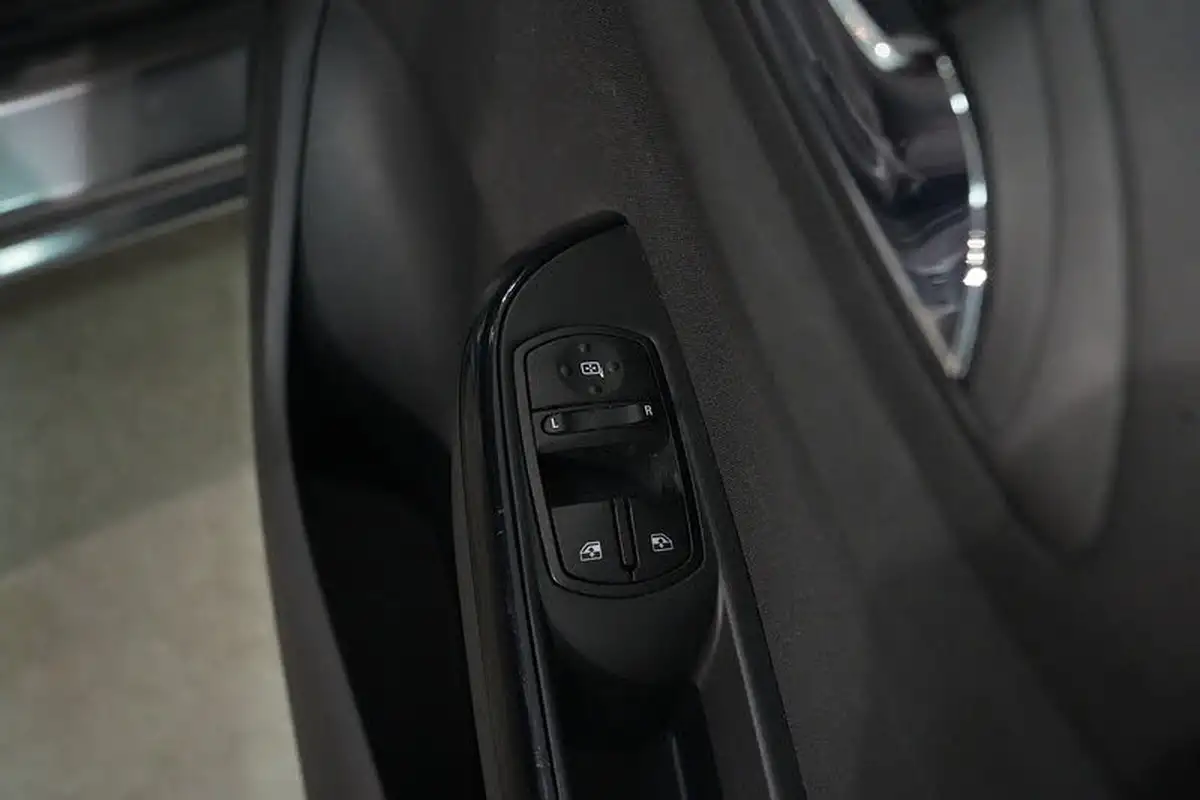 2018-vauxhall-corsa-14i-sri-90ps-ecotec-5d-big-22