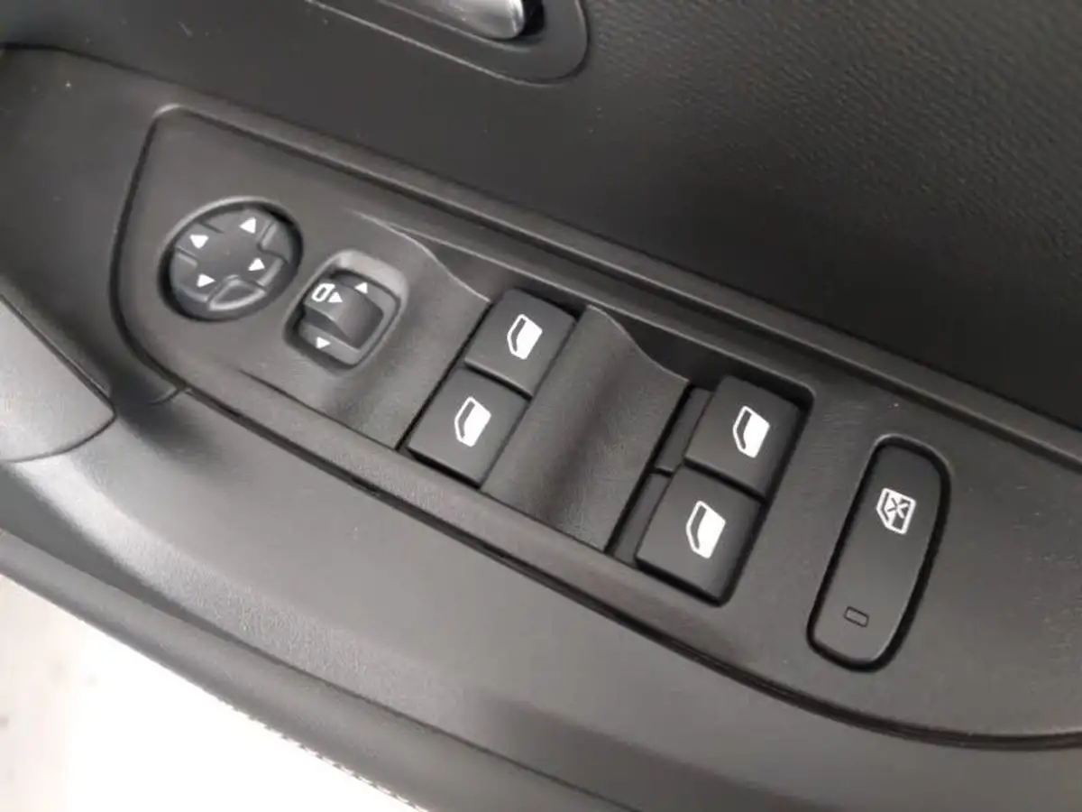 2025-peugeot-2008-suv-12-puretech-allure-130ps-eat8-big-10