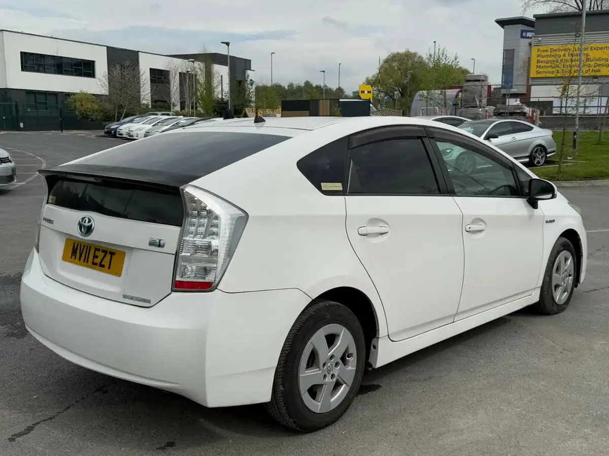 2011-toyota-prius-big-9