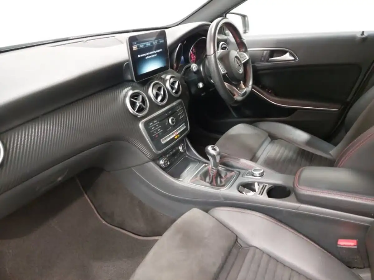 2017-mercedes-benz-a-class-15d-a180d-amg-line-ss-big-4