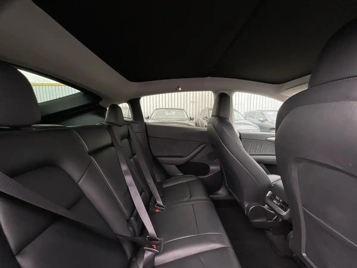 2022-tesla-model-y-e-long-range-big-11
