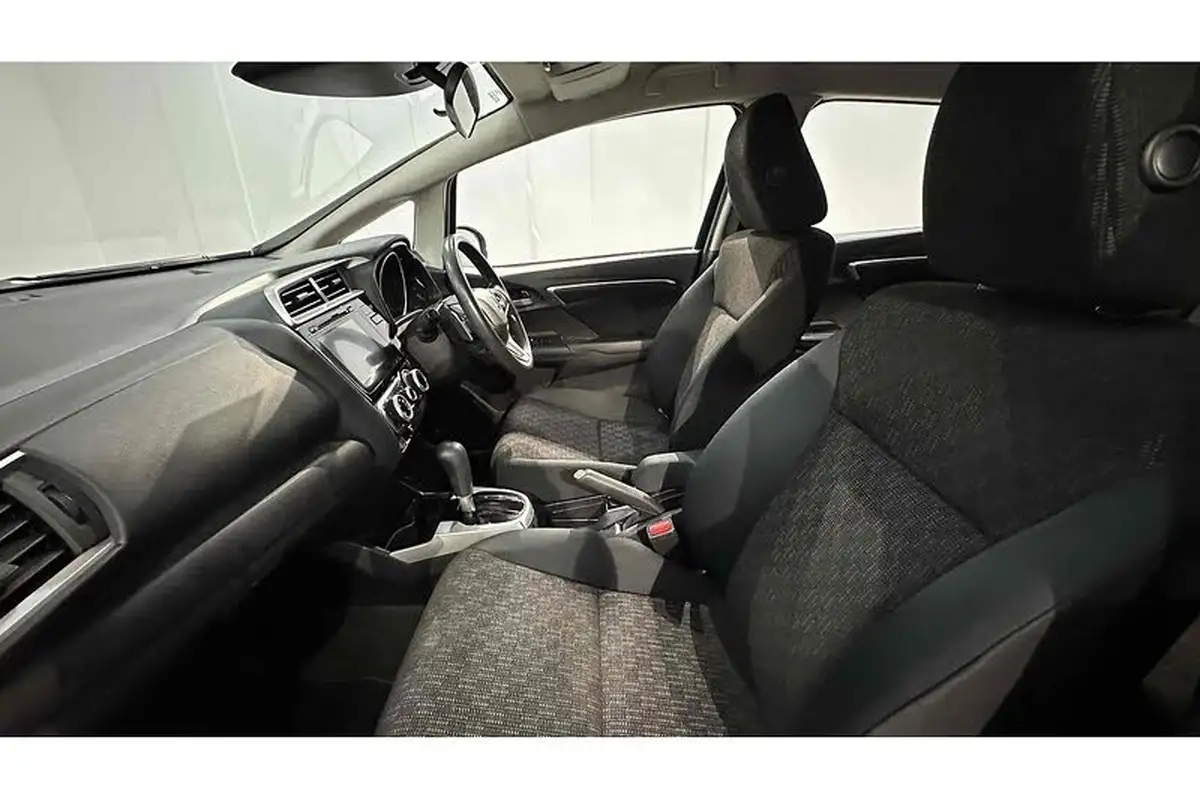 2017-honda-jazz-13-i-vtec-se-cvt-big-14