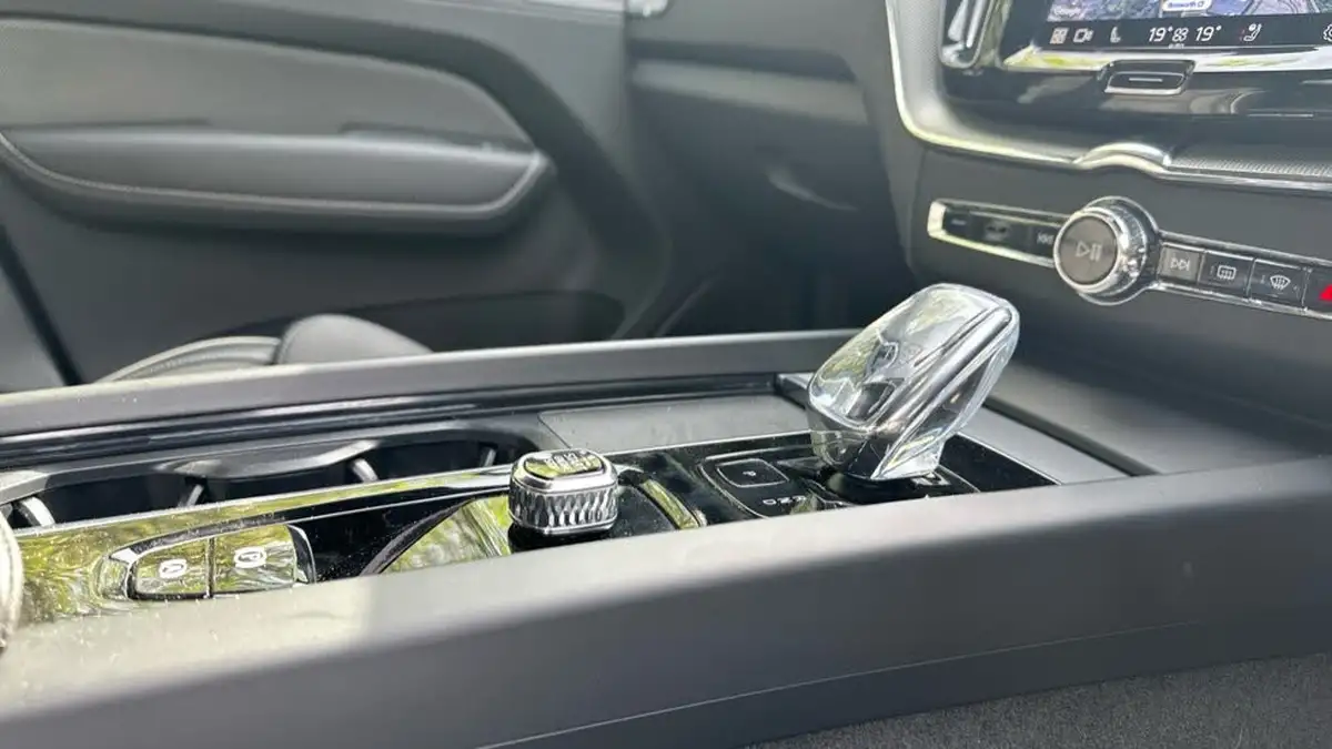 2025-volvo-xc60-20-b5-plus-black-edition-big-13