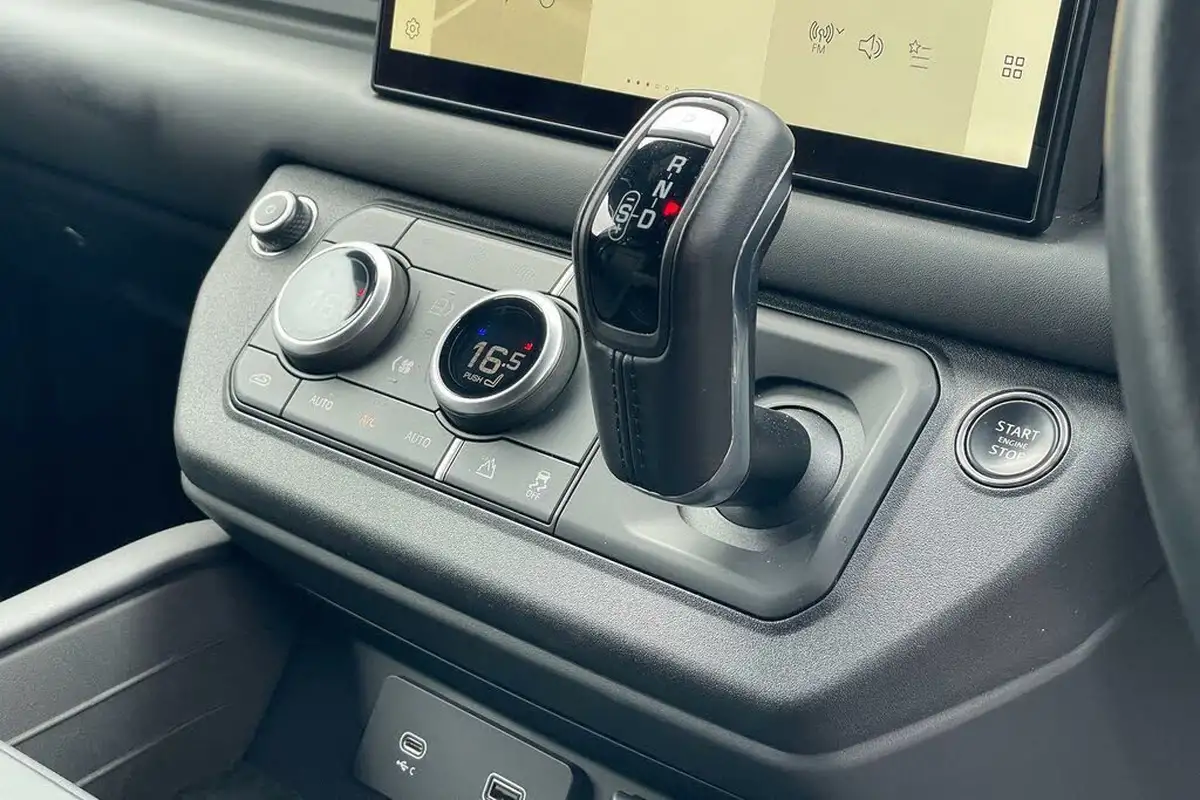 2023-land-rover-110-defender-30-d300-x-dynamic-hse-big-19