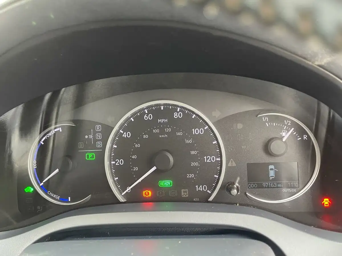 2013-lexus-ct-200h-18-advance-big-17