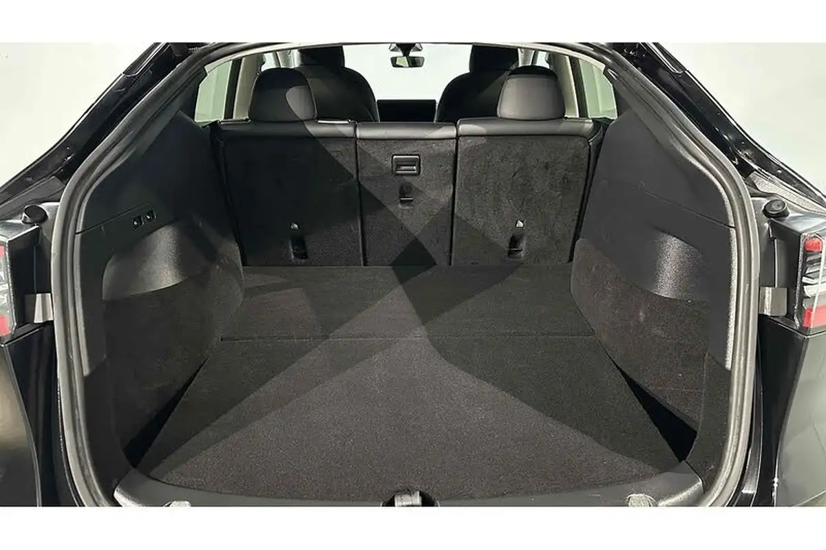 2022-tesla-model-y-e-long-range-big-10