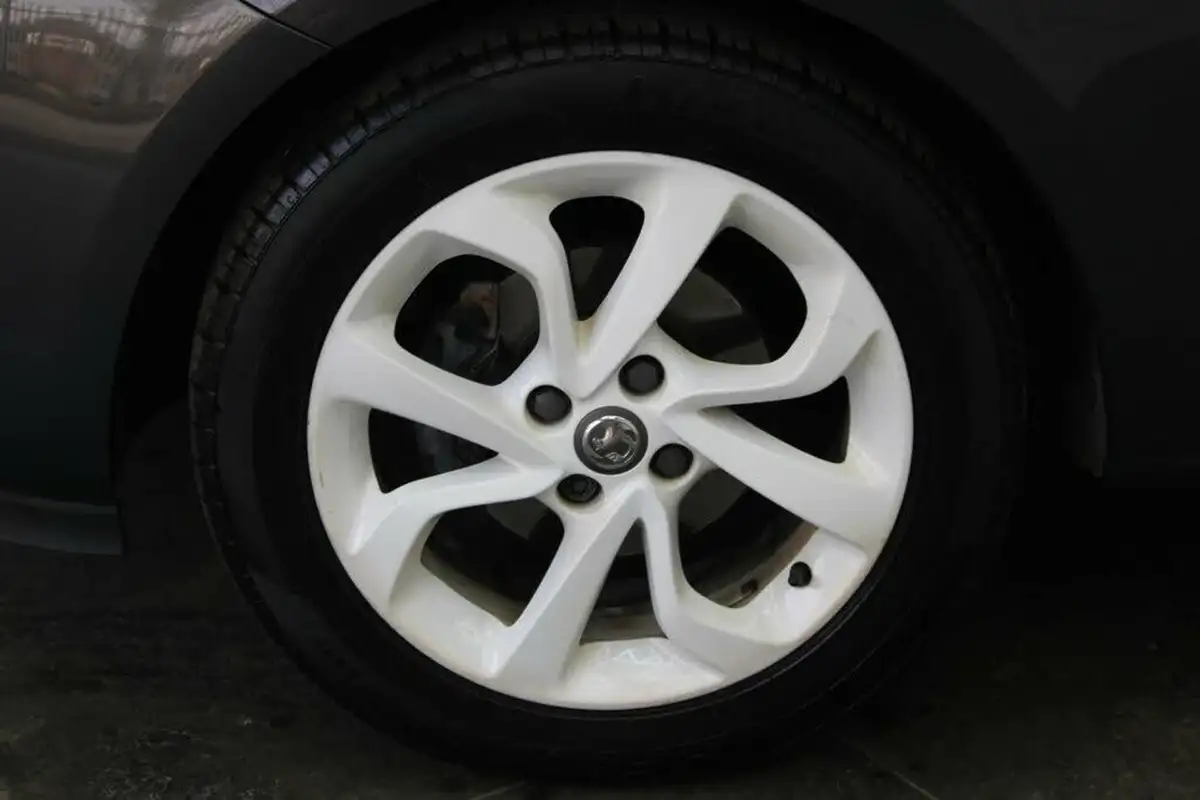 2015-vauxhall-corsa-14-sting-3d-big-8