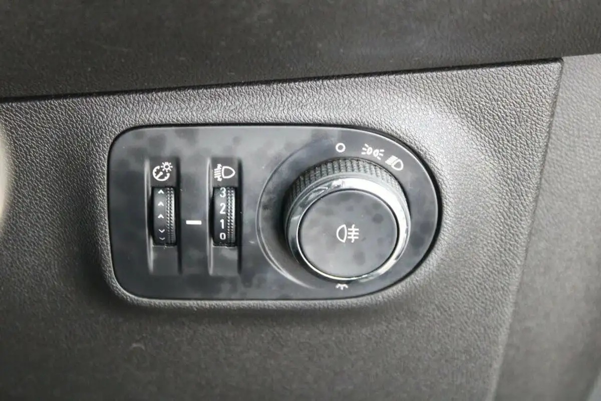 2015-vauxhall-corsa-14-sting-3d-big-30