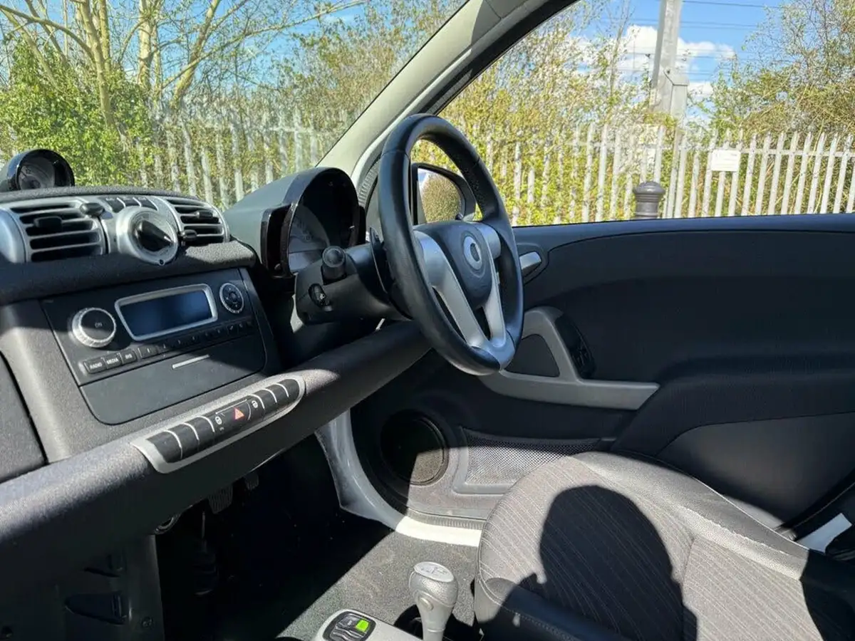 2013-smart-fortwo-10-edition-21-coupe-big-22