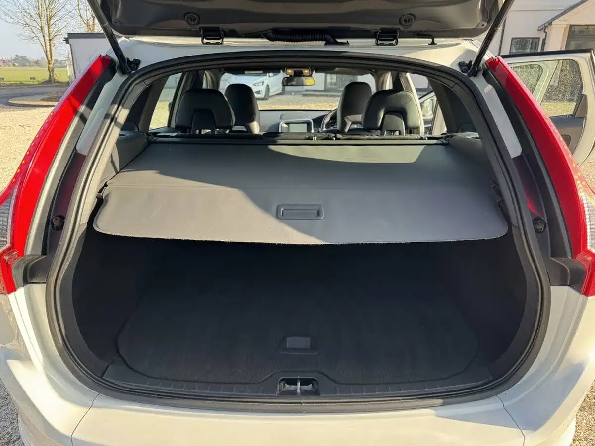2016-volvo-xc60-20td-d4-r-design-nav-big-17