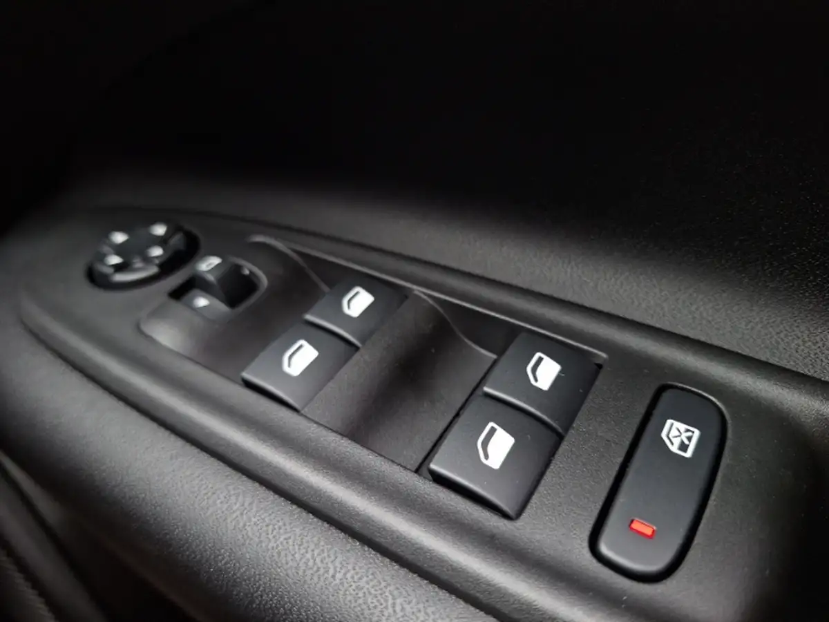 2025-jeep-avenger-12-gse-summit-big-14
