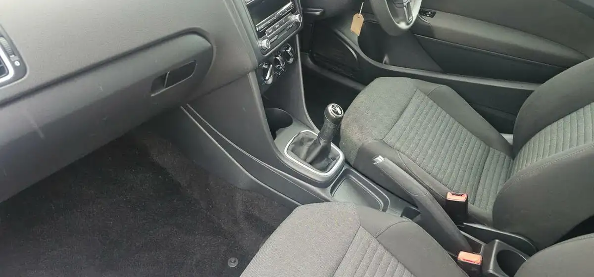 2012-volkswagen-polo-12-match-60ps-3d-big-11