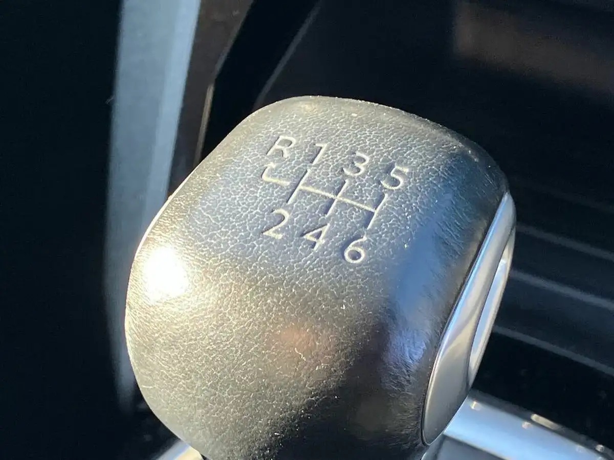 2022-peugeot-208-12-puretech-allure-premium-100ps-big-48