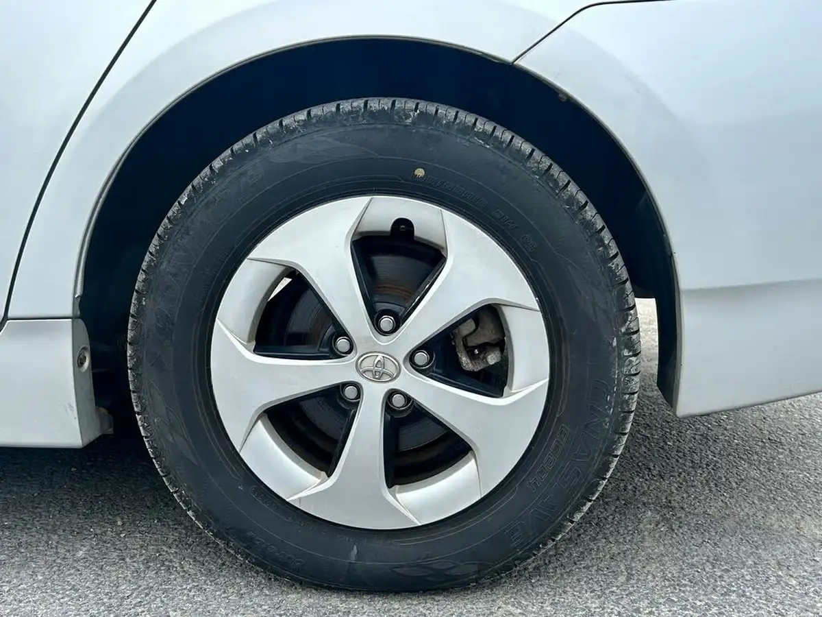 2012-toyota-prius-big-17
