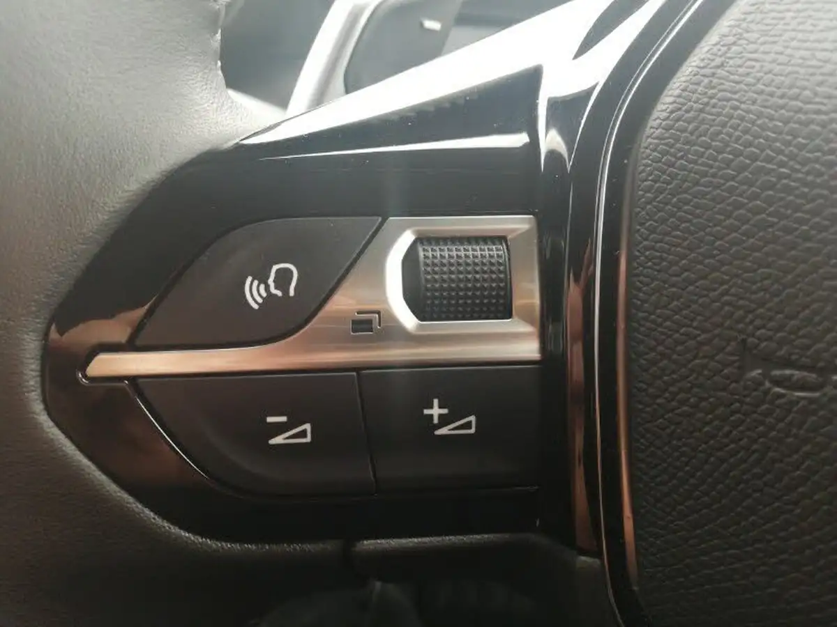 2023-peugeot-208-12-puretech-active-premium-100ps-eat8-big-11