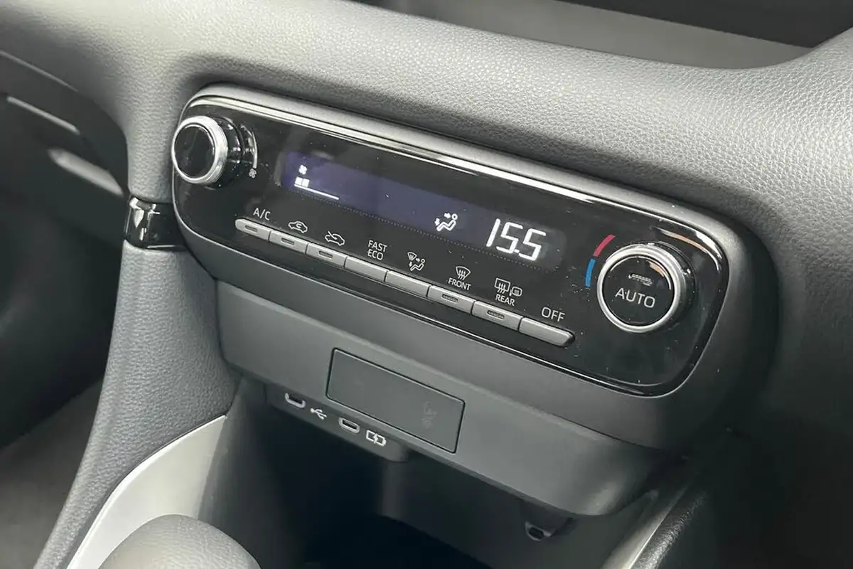 2024-mazda-mazda2-15-centre-line-big-21