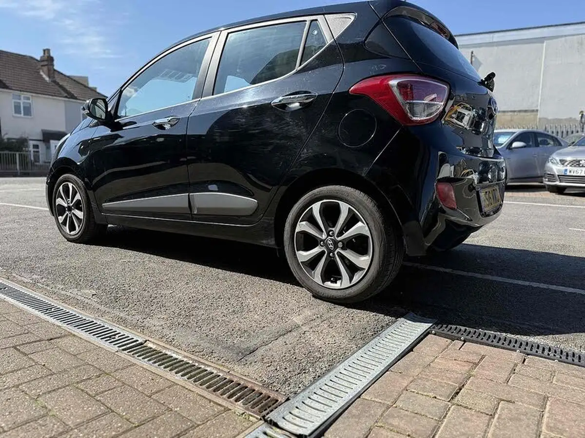 2016-hyundai-i10-12-premium-se-big-10