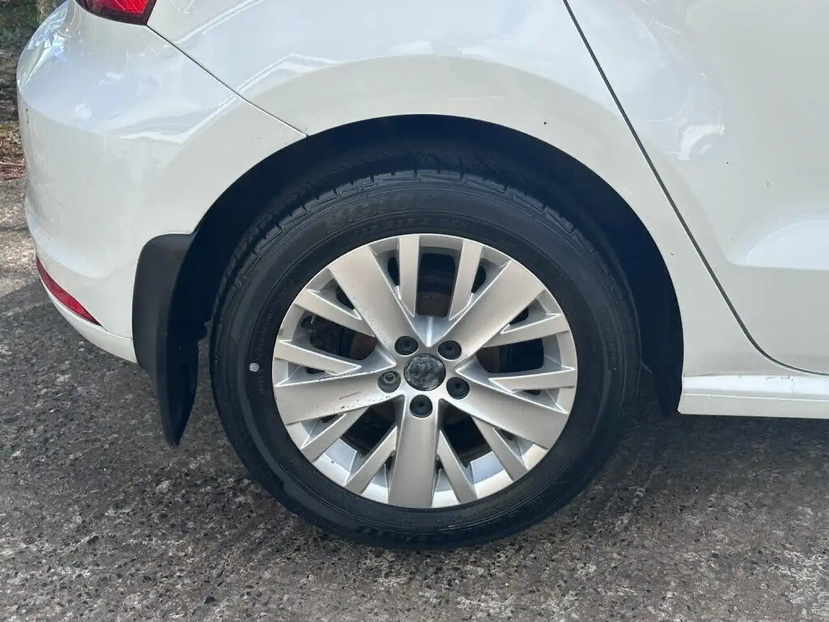 2015-volkswagen-polo-14tdi-se-5d-big-2