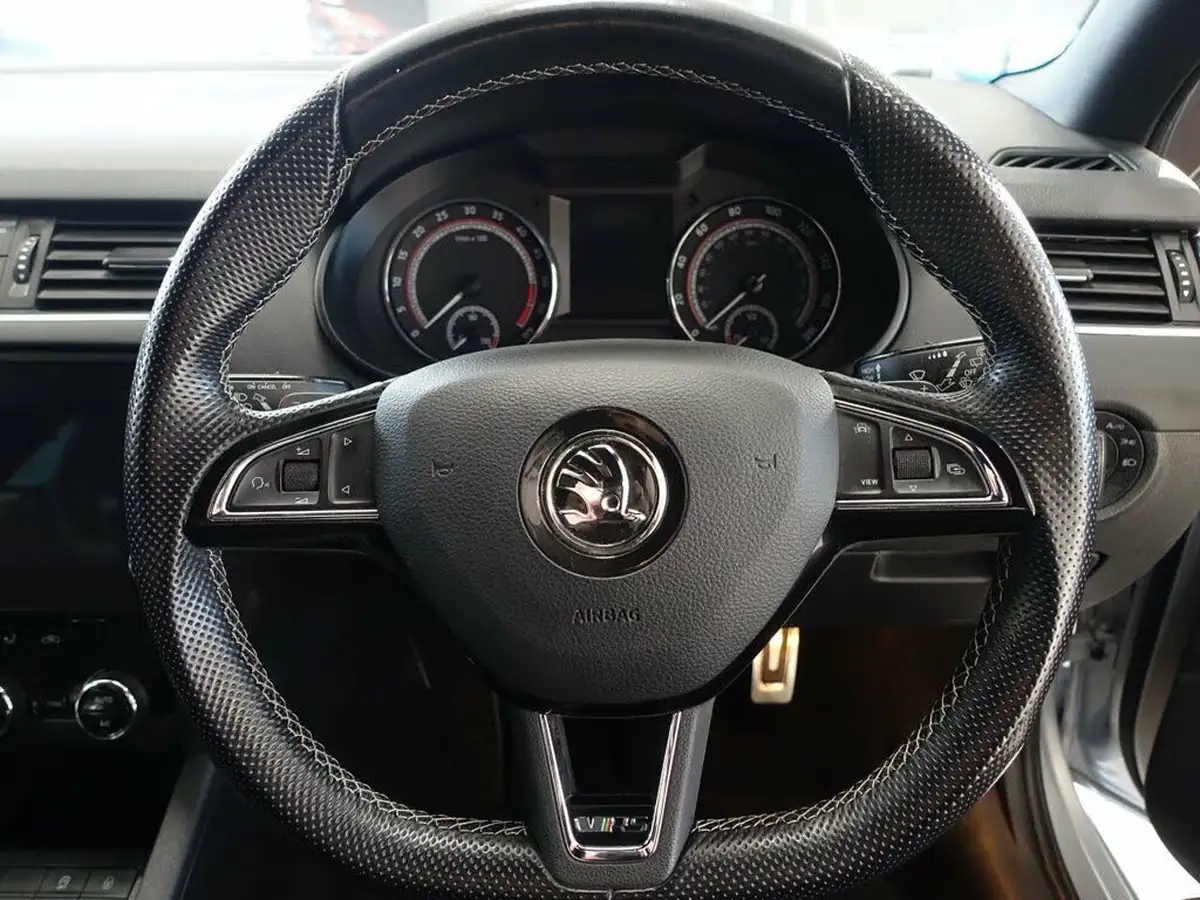 2019-skoda-octavia-20tdi-vrs-hatchback-big-17