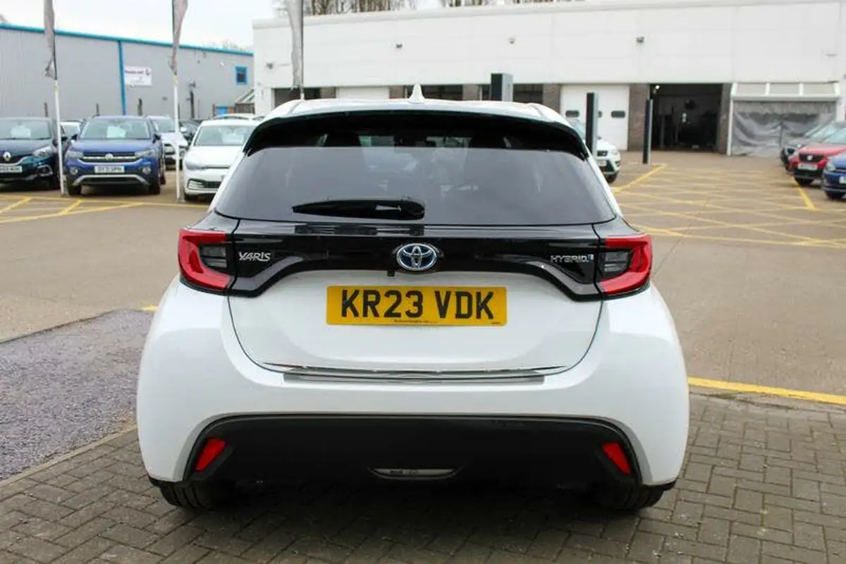 2023-toyota-yaris-15-vvt-i-design-big-6