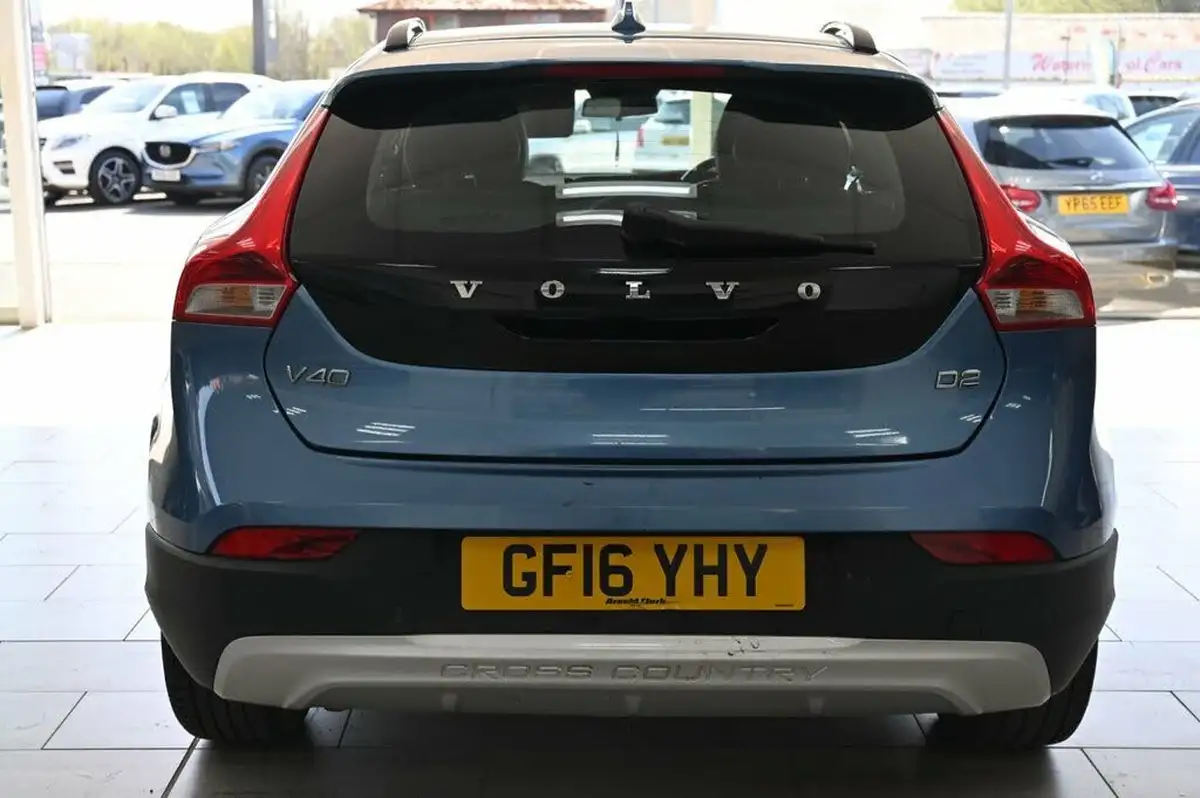2016-volvo-v40-20td-d2-cross-country-lux-geartronic-big-6