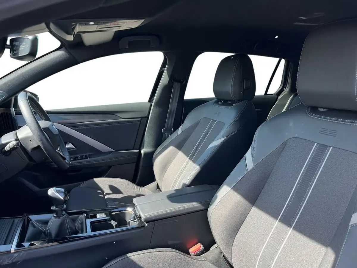 2023-vauxhall-astra-12-turbo-gs-sport-tourer-big-7