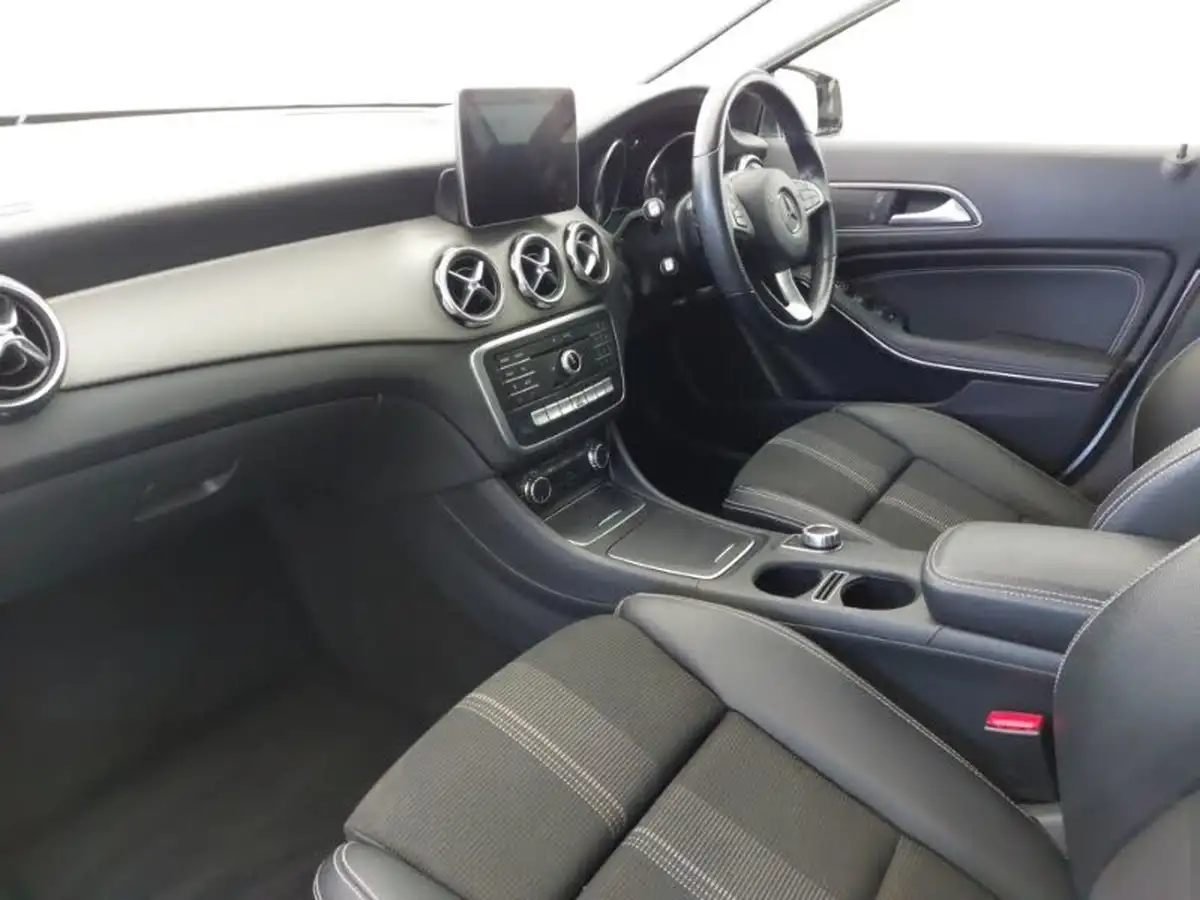 2019-mercedes-benz-gla-class-16-gla-180-urban-edition-ss-7g-dct-big-4