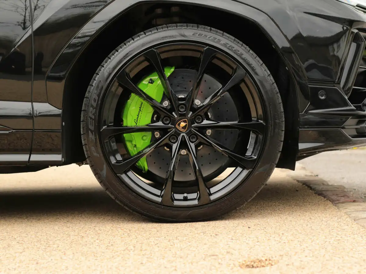 2024-lamborghini-urus-40-no-trim-big-34