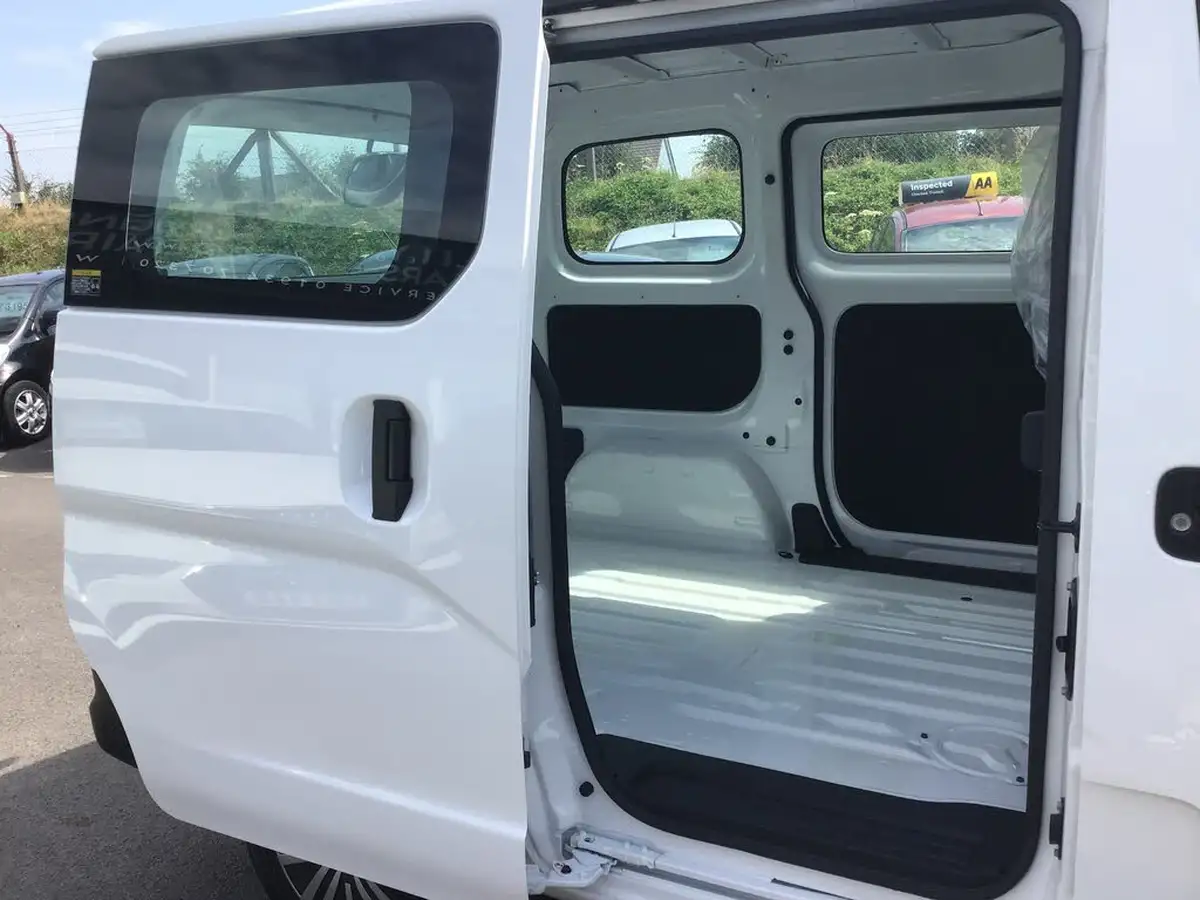 2021-nissan-nv200-big-11