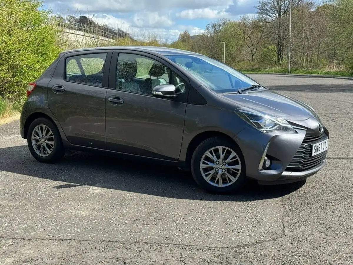 2017-toyota-yaris-15-vvt-i-icon-navi-big-2