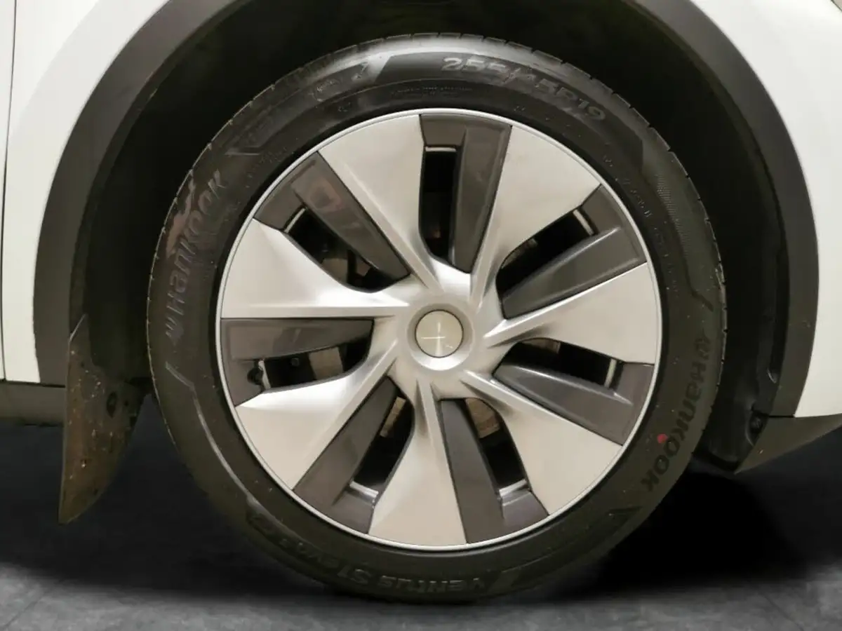 2023-tesla-model-y-e-rwd-big-25