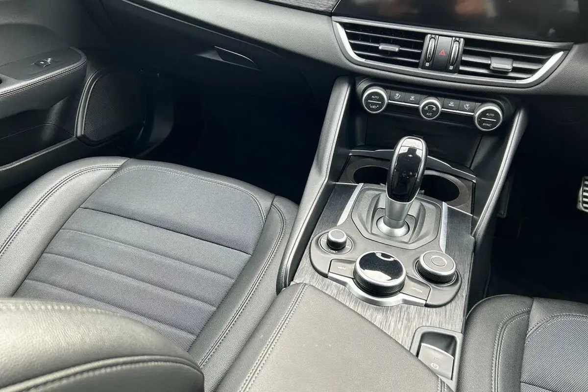 2020-alfa-romeo-giulia-20-nero-edizione-big-16