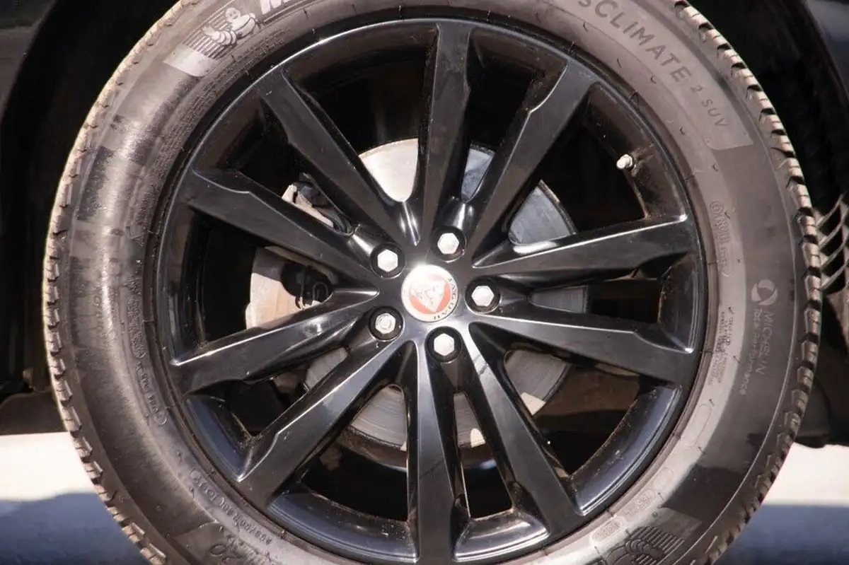 2019-jaguar-f-pace-20-i4d-chequered-flag-180ps-big-36