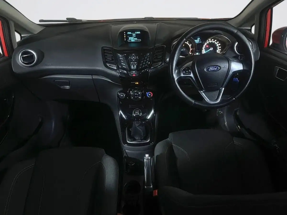 2015-ford-fiesta-125-zetec-3d-big-2